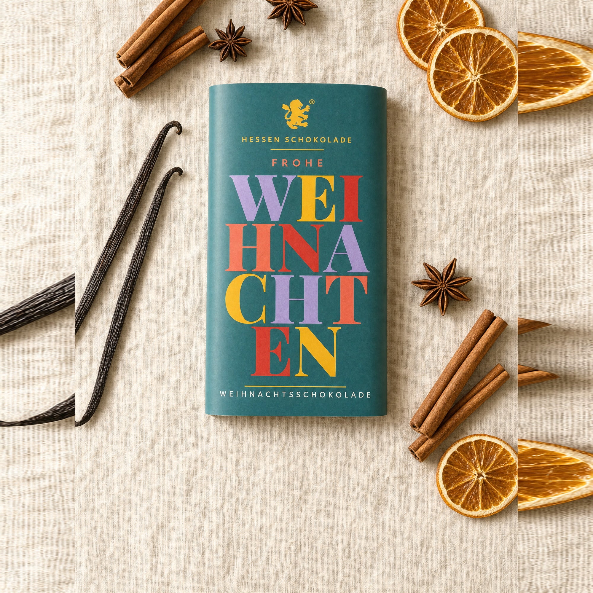 GUDE Weihnachtsschokolade mit Zimtstangen, Bourbon-Vanilleschoten und Sternanis auf Leinen