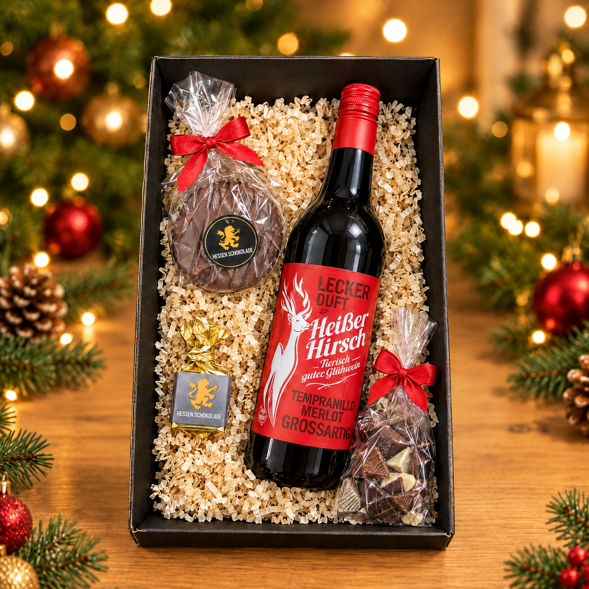 Weihnachtspräsent Glühwein rot RED-THREE mit Heißer Hirsch Glühwein, Lebkuchen und Dominosteinen
