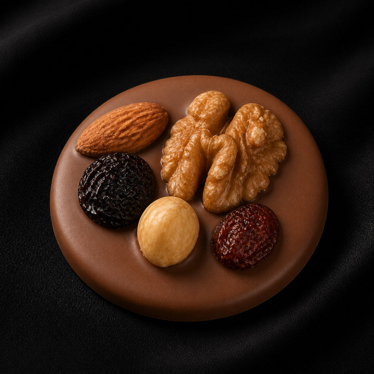Schokoladentaler aus Vollmilchschokolade mit Walnuss, Mandel, Haselnuss und Rosinen