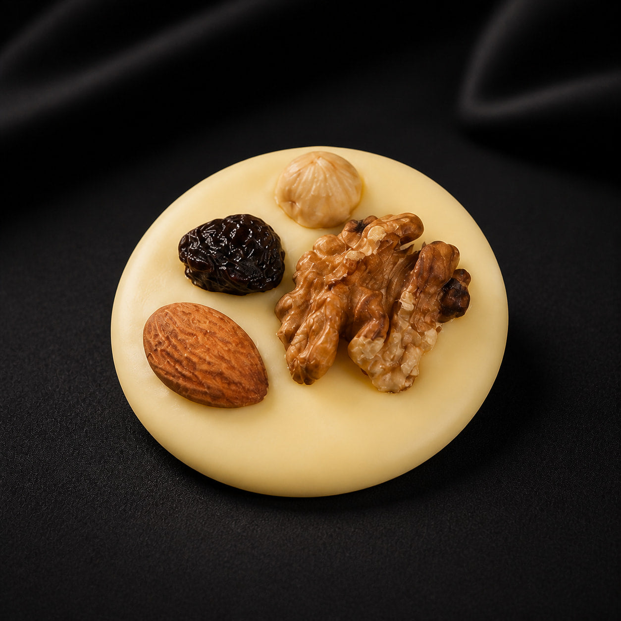 Schokoladentaler aus weißer Schokolade mit Walnuss, Mandel, Haselnuss und Rosinen