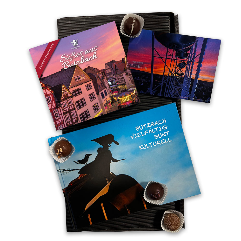 Buch trifft Pralinen, Marktplatz im Sonnenuntergang, Box B2V3 Blau